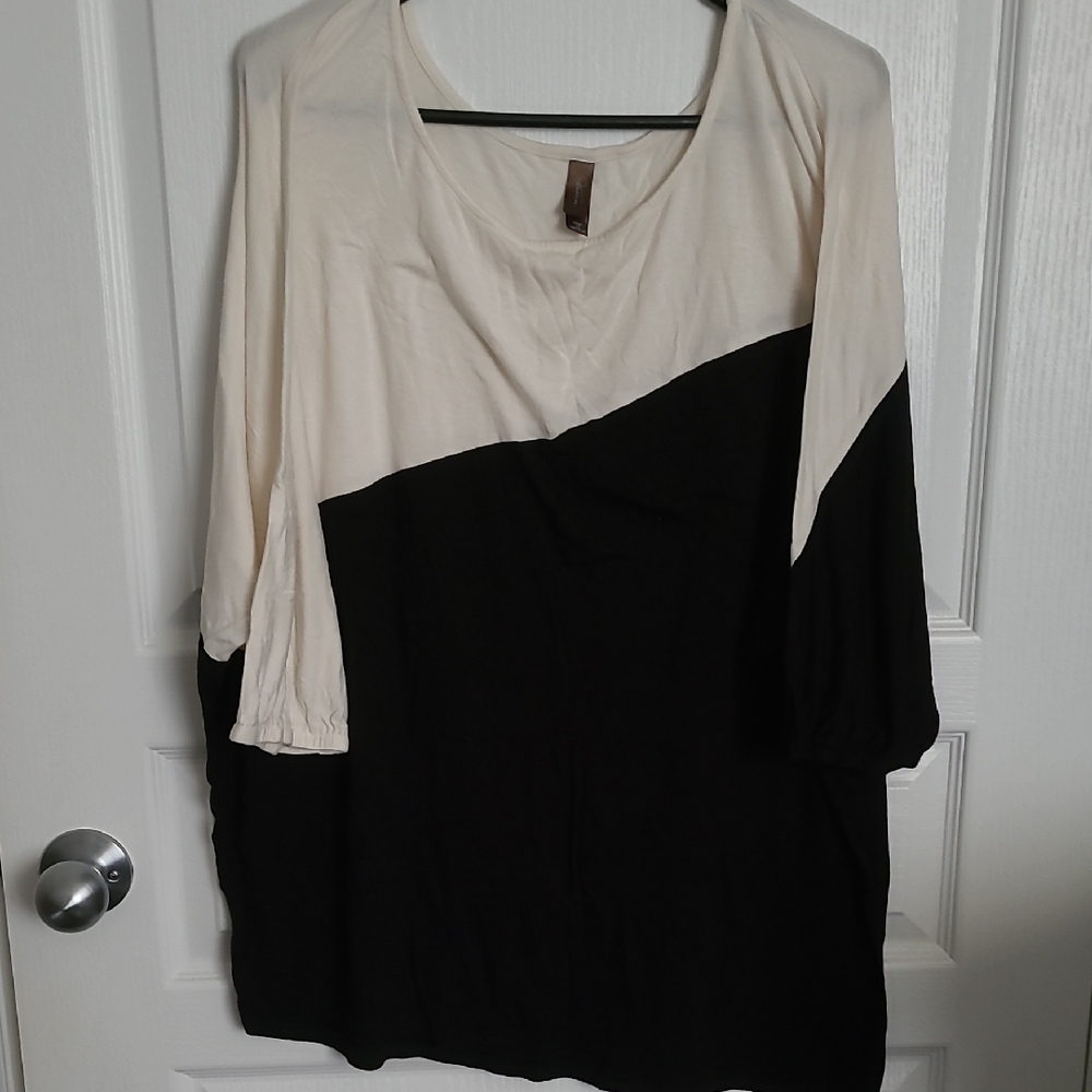 Jessica Simpson Cream and Black Colorblock Tunic